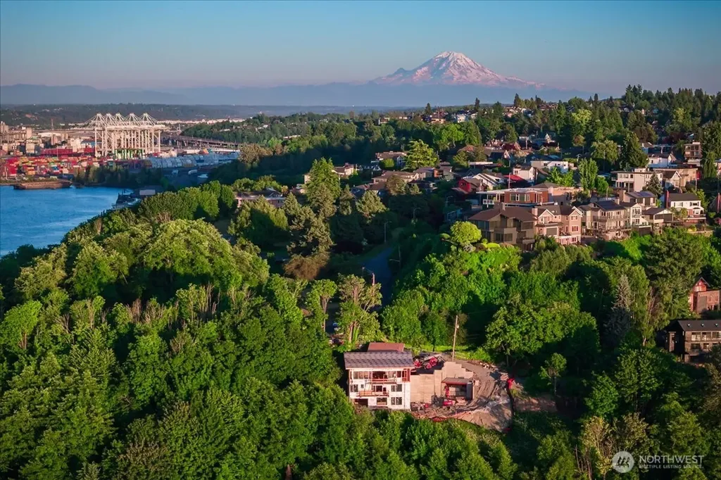 1019 California Lane SW Seattle WA 98116