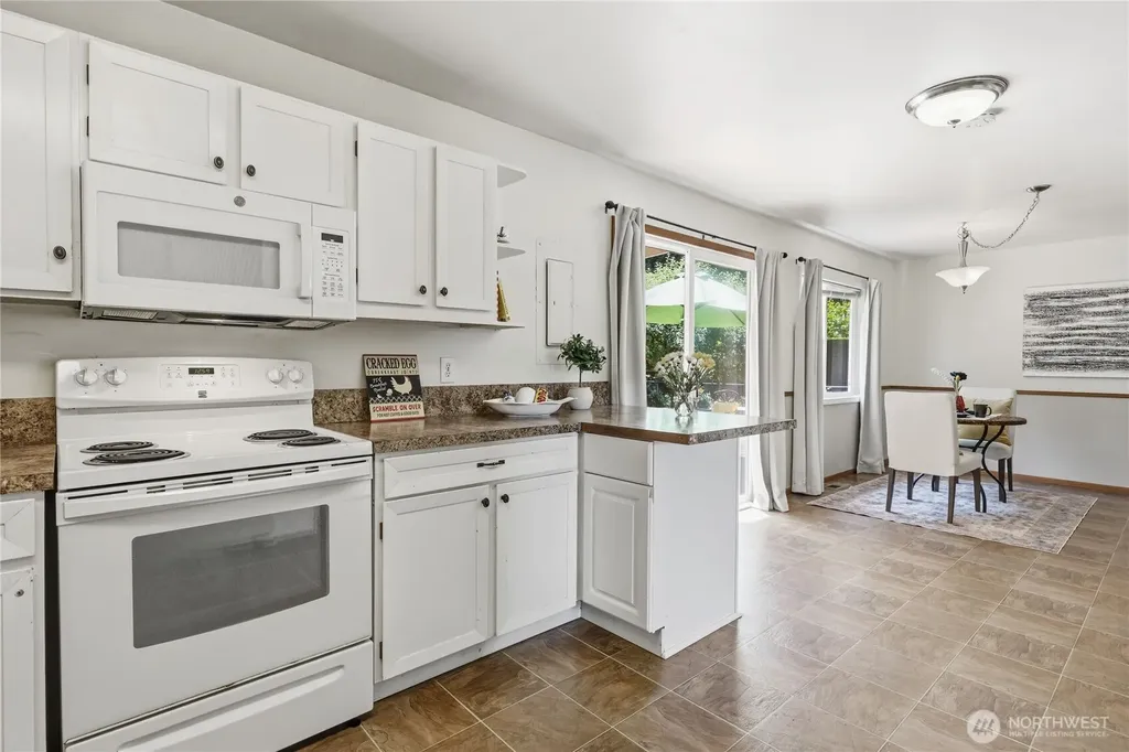 1067 Swanson Way NE Poulsbo WA 98370