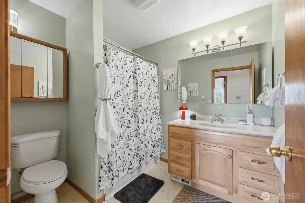 1067 Swanson Way NE Poulsbo WA 98370