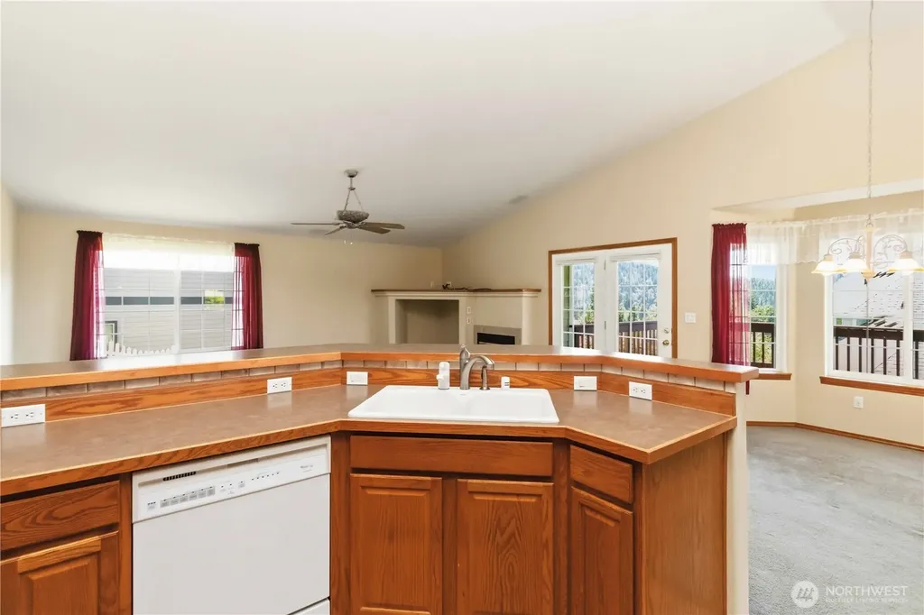 912 Edinburgh Court Kelso WA 98626