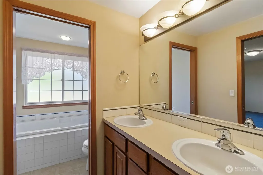 912 Edinburgh Court Kelso WA 98626
