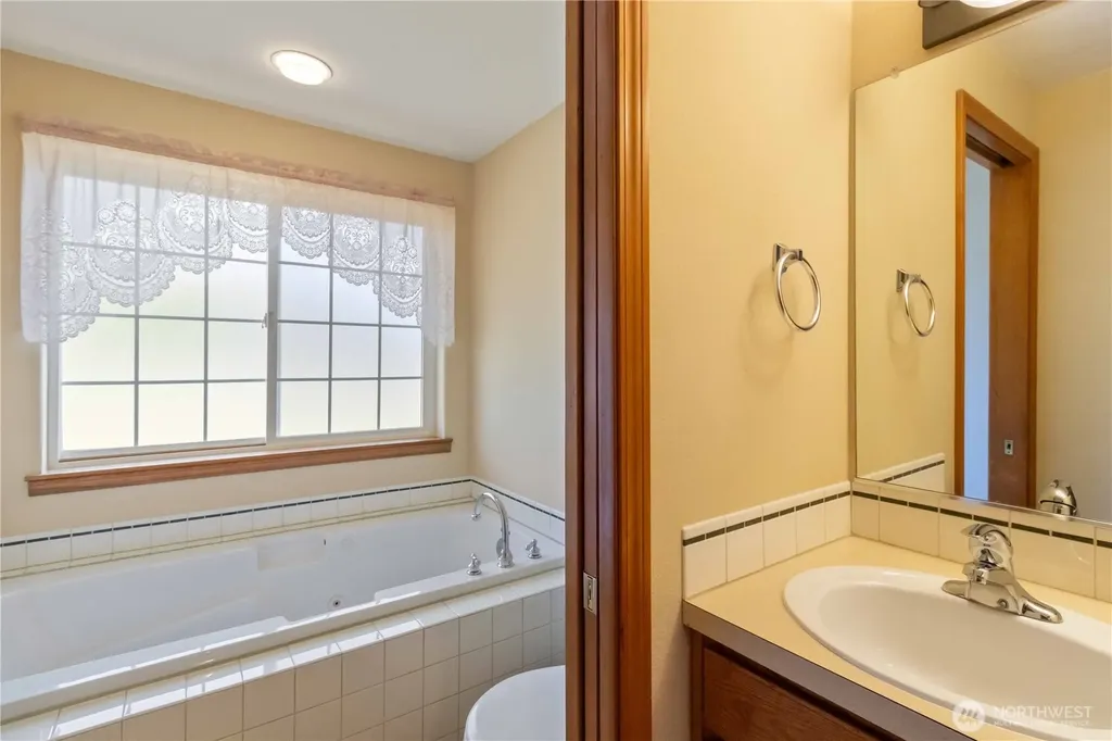 912 Edinburgh Court Kelso WA 98626