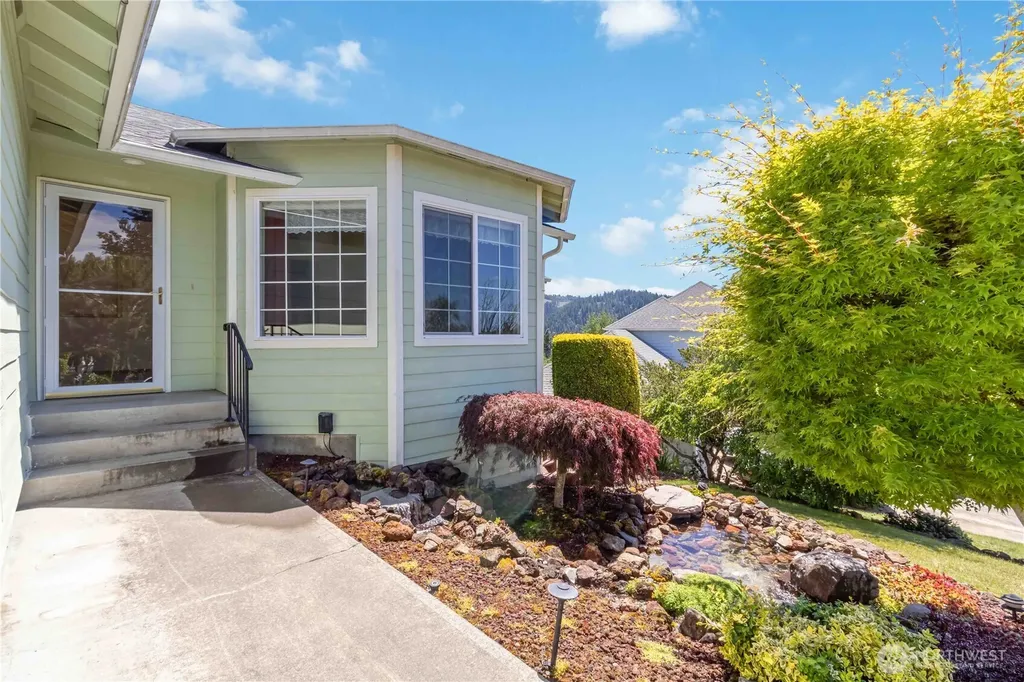 912 Edinburgh Court Kelso WA 98626