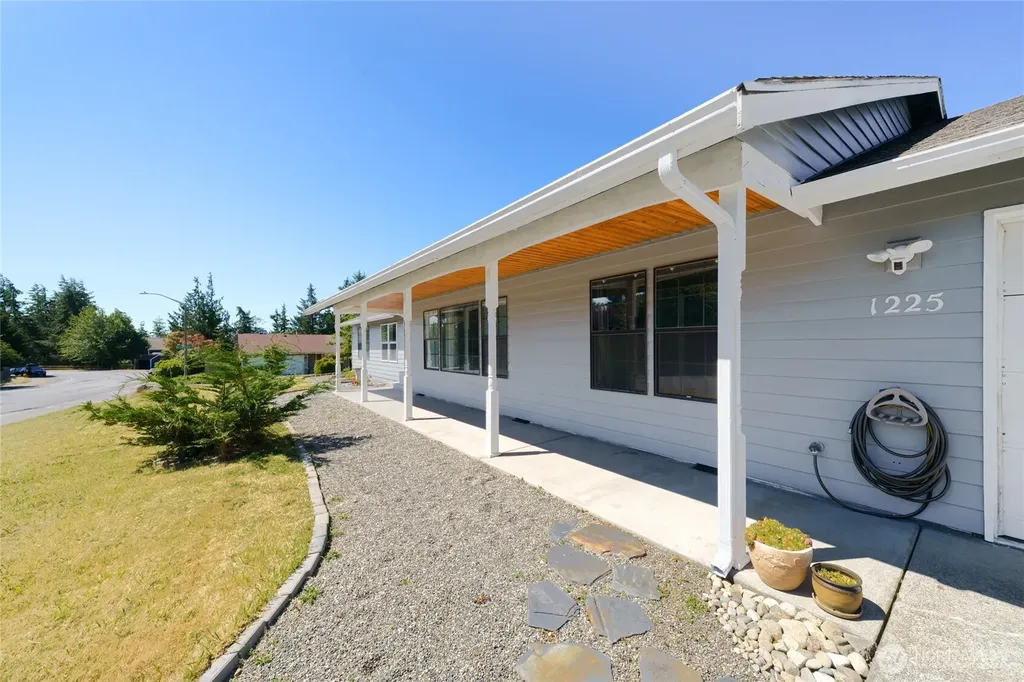 1225 SW Barrington Drive Oak Harbor WA 98277