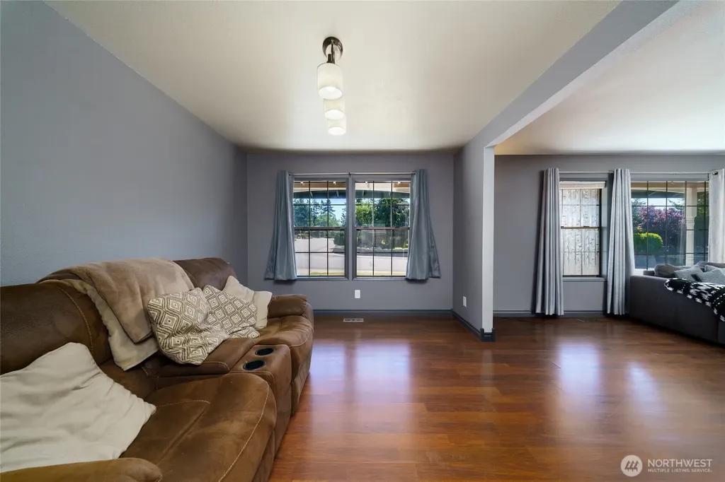 1225 SW Barrington Drive Oak Harbor WA 98277