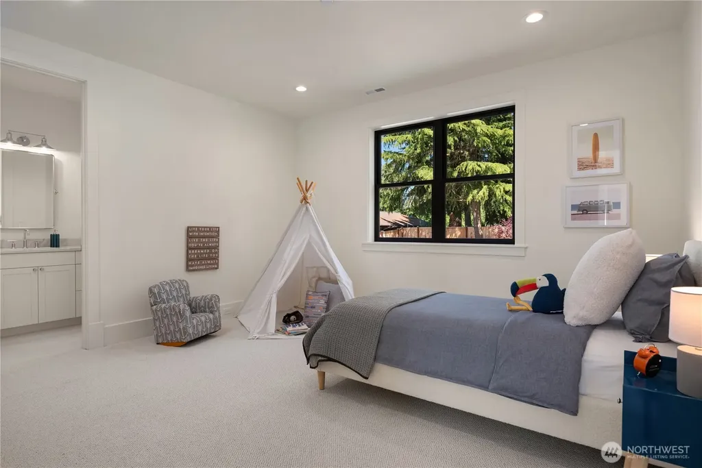 4024 85th Avenue SE Mercer Island WA 98040
