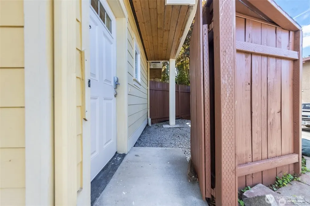 5033 12th Avenue NE Seattle WA 98105