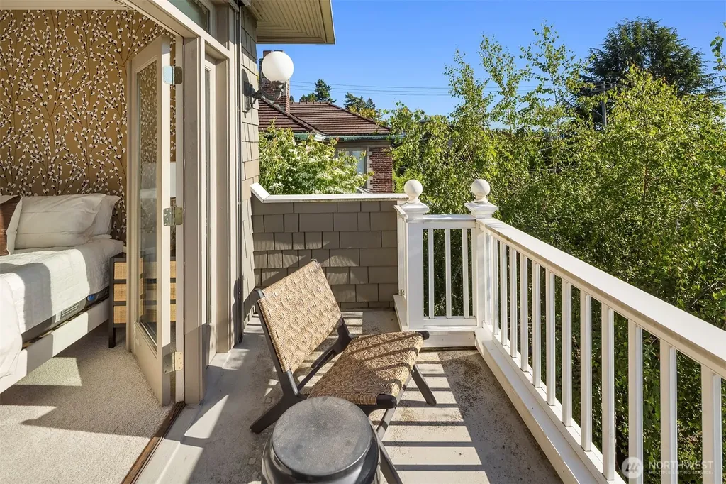 1906 10th Avenue E Seattle WA 98102