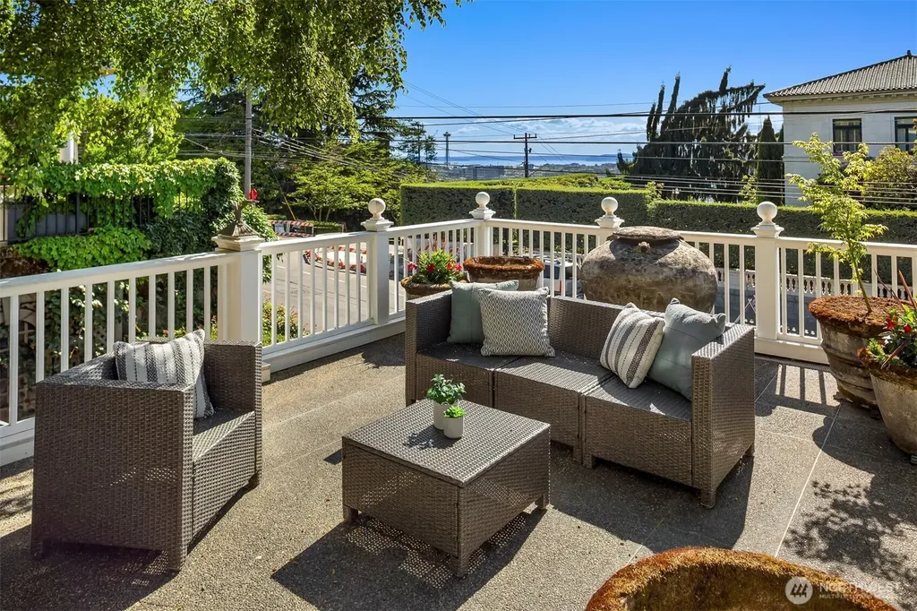 1906 10th Avenue E Seattle WA 98102