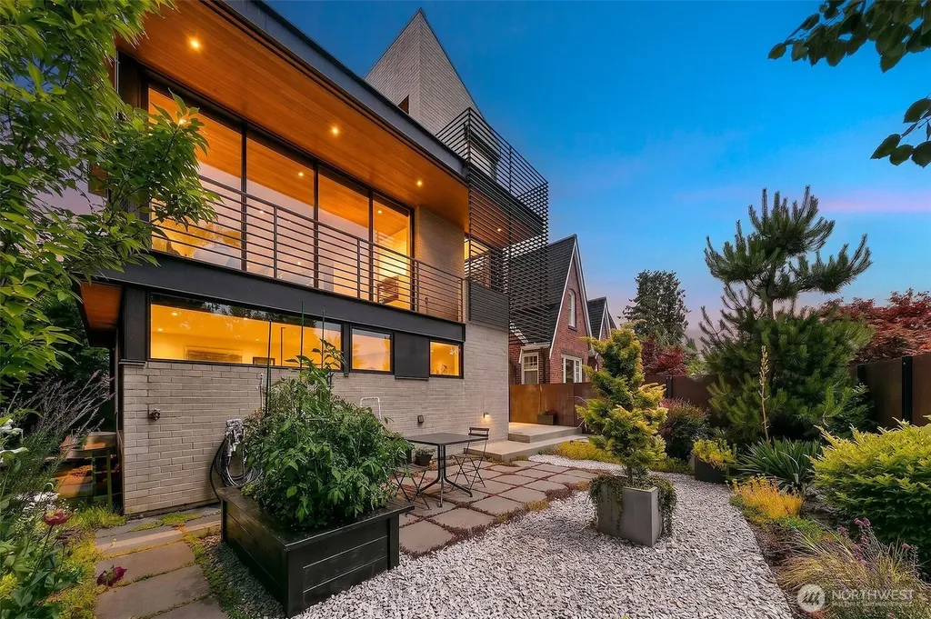 7516 E Green Lake Drive N Seattle WA 98103