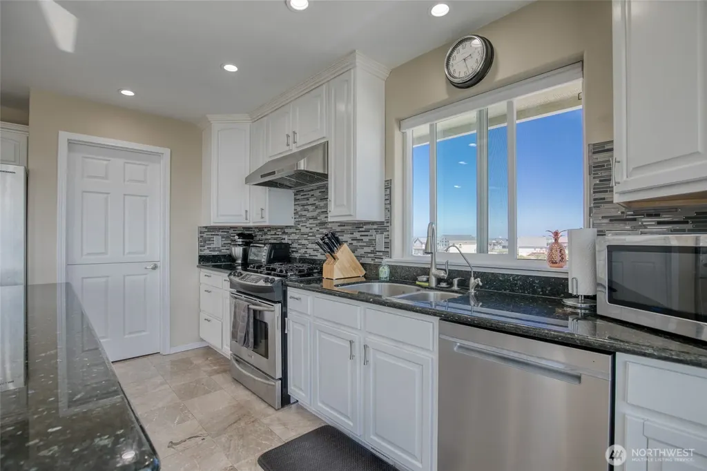 1477 Ocean Crest Avenue Ocean Shores WA 98569