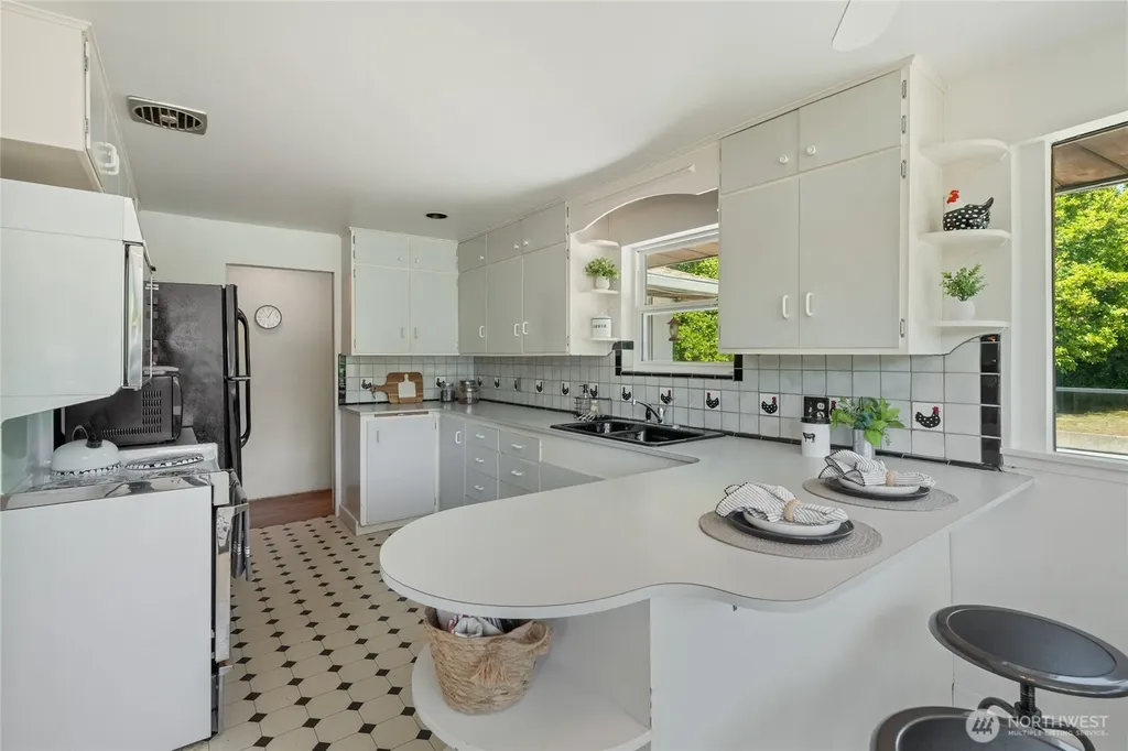 14839 4th Avenue S Burien WA 98148