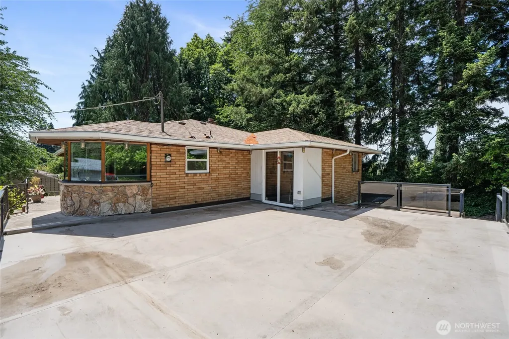 14839 4th Avenue S Burien WA 98148