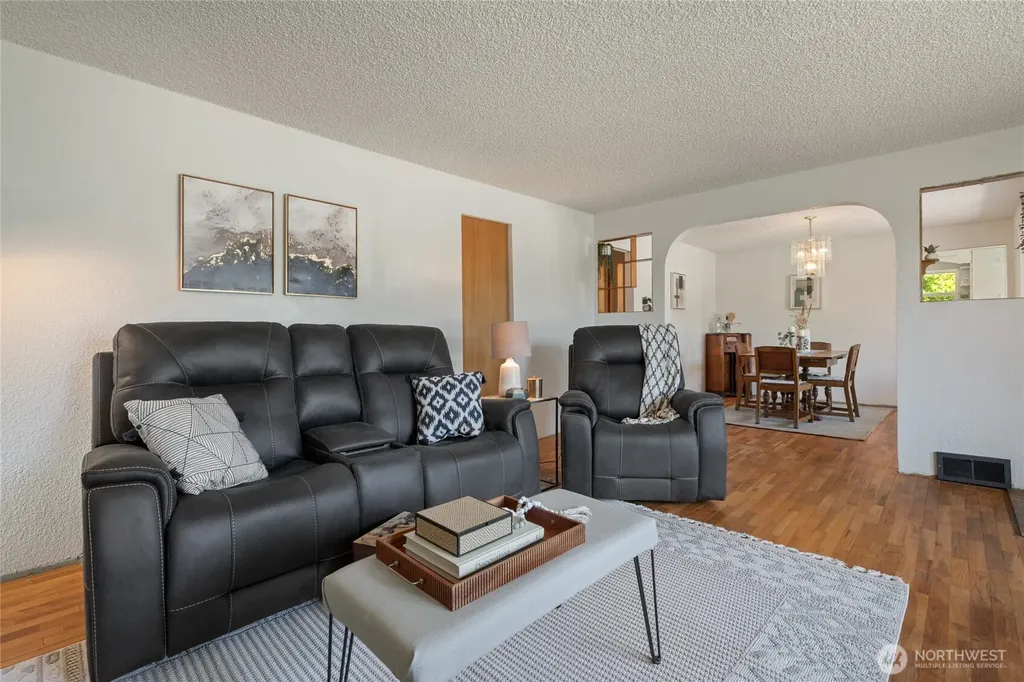14839 4th Avenue S Burien WA 98148