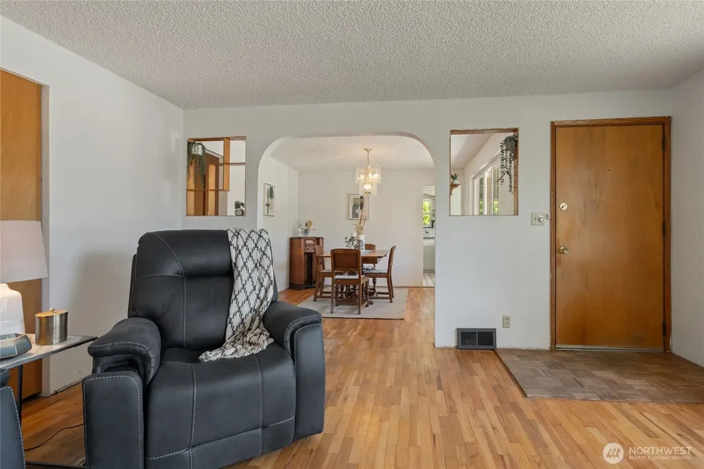 14839 4th Avenue S Burien WA 98148