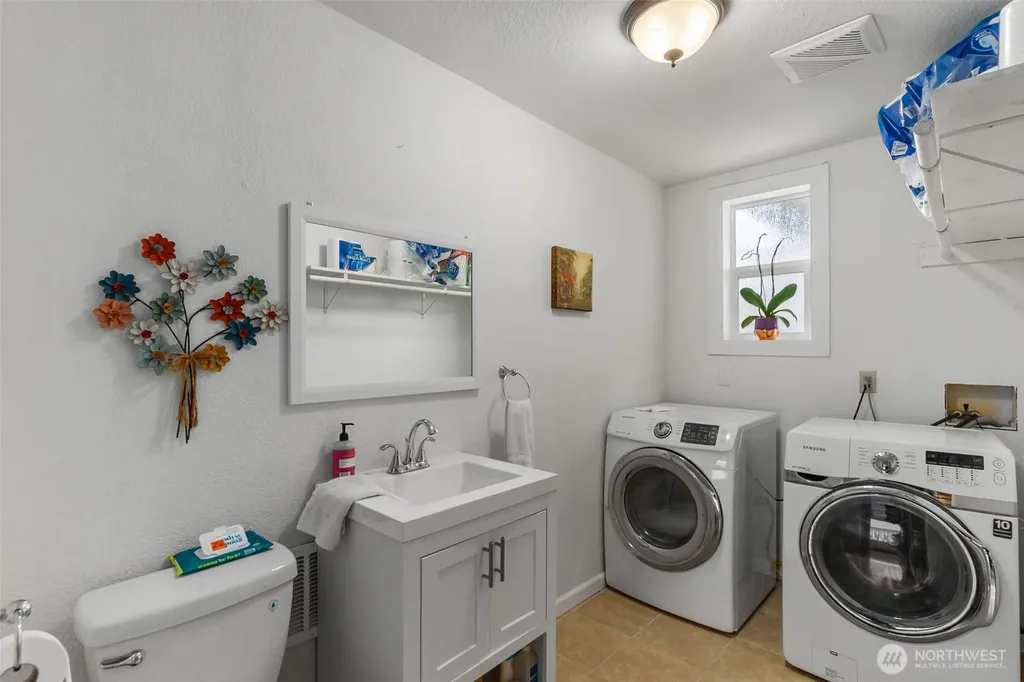 5601 Thornbury SE Lacey WA 98513