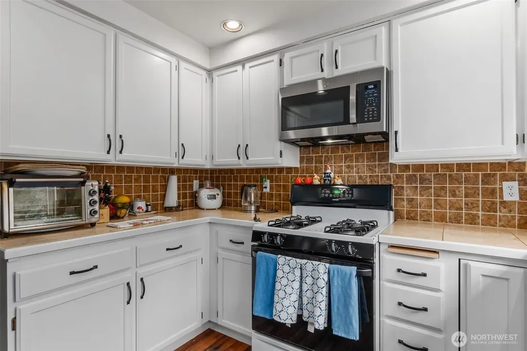 5601 Thornbury SE Lacey WA 98513