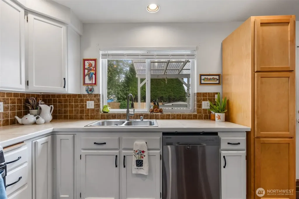 5601 Thornbury SE Lacey WA 98513