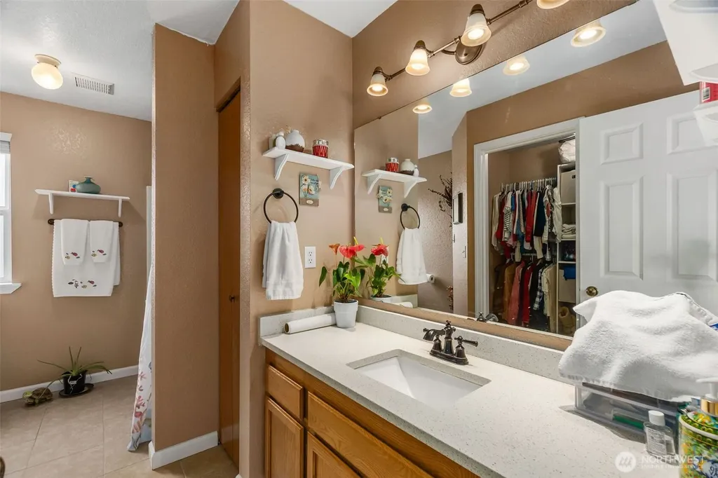 5601 Thornbury SE Lacey WA 98513