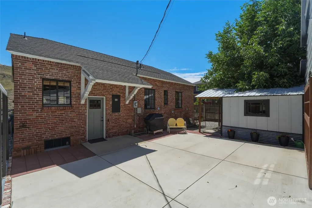 446 5th Street Chelan Falls WA 98817