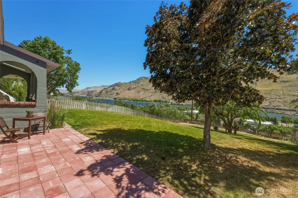 446 5th Street Chelan Falls WA 98817