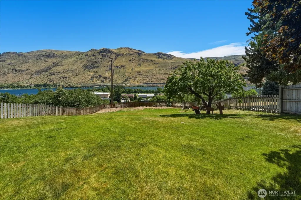 446 5th Street Chelan Falls WA 98817