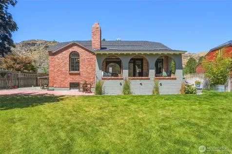 446 5th Street Chelan Falls WA 98817
