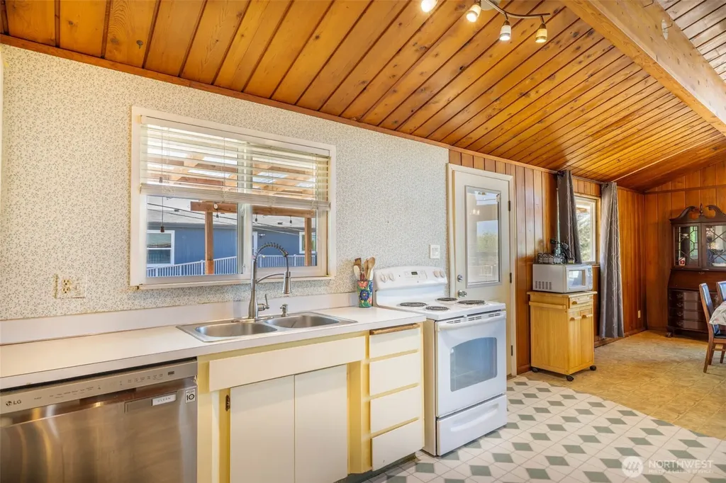 1856 Hoquiam Lane S Westport WA 98595