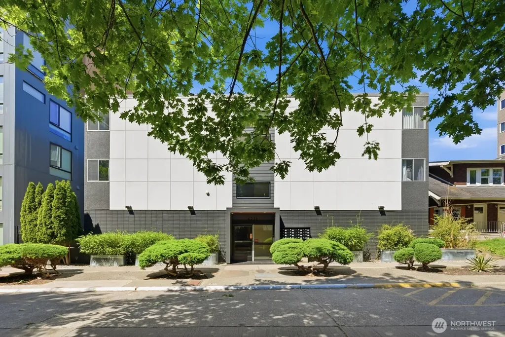 4731 12th Avenue NE Seattle WA 98105