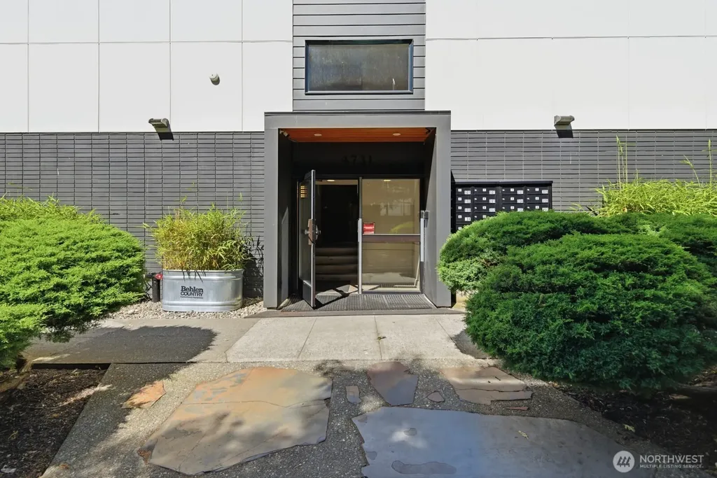 4731 12th Avenue NE Seattle WA 98105