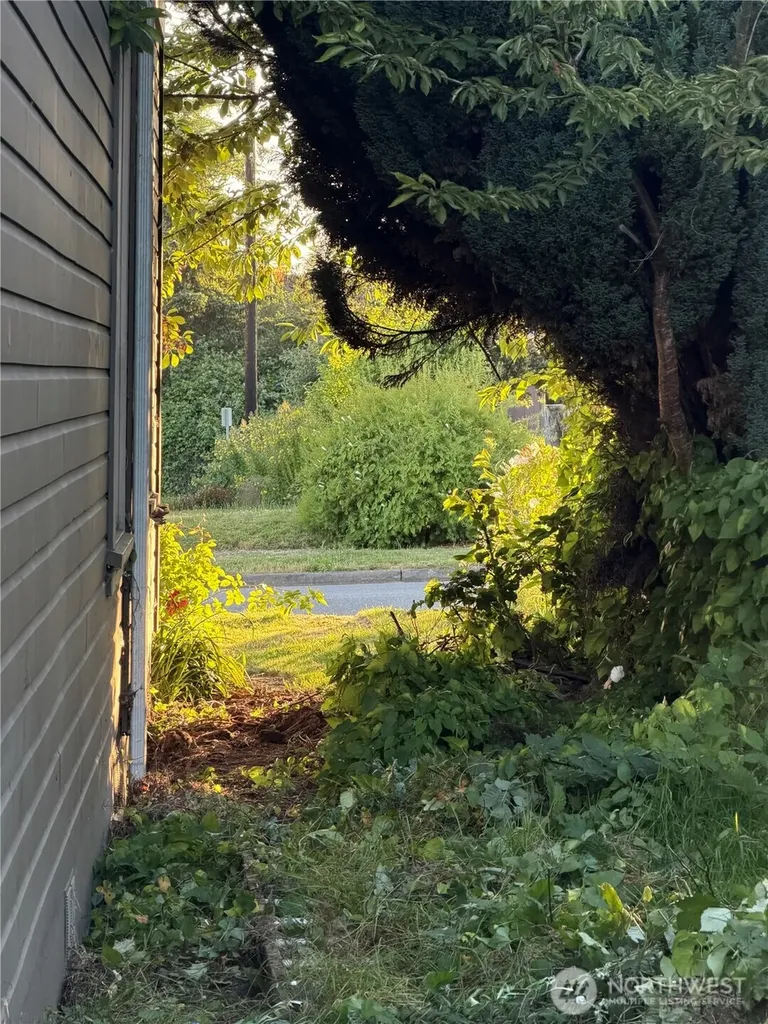 2505 Harrison Avenue Everett WA 98201