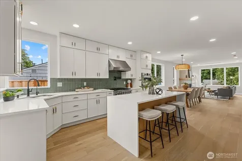 11709 Roosevelt Way NE Seattle WA 98125