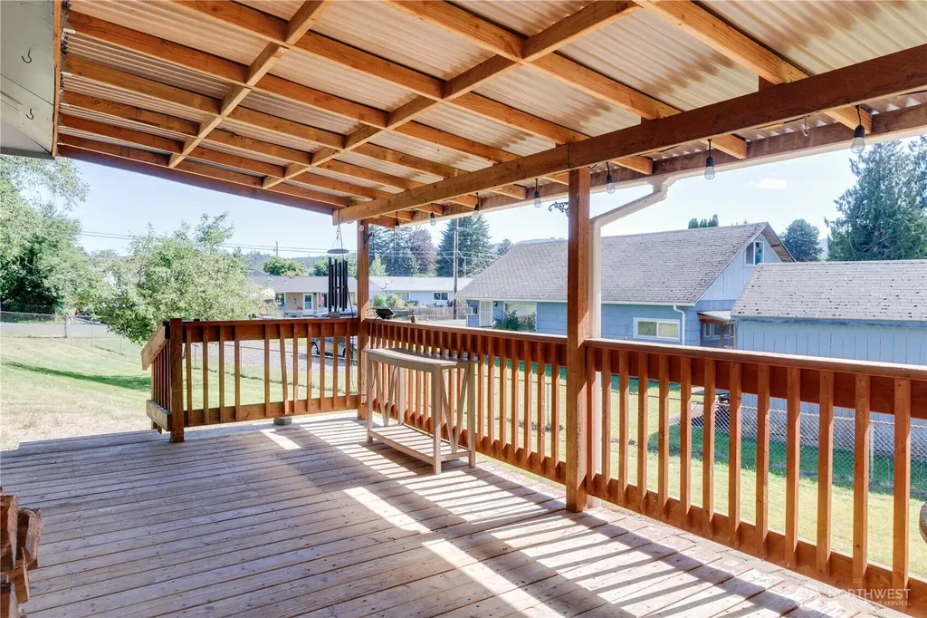 1108 S 8th Avenue Kelso WA 98626