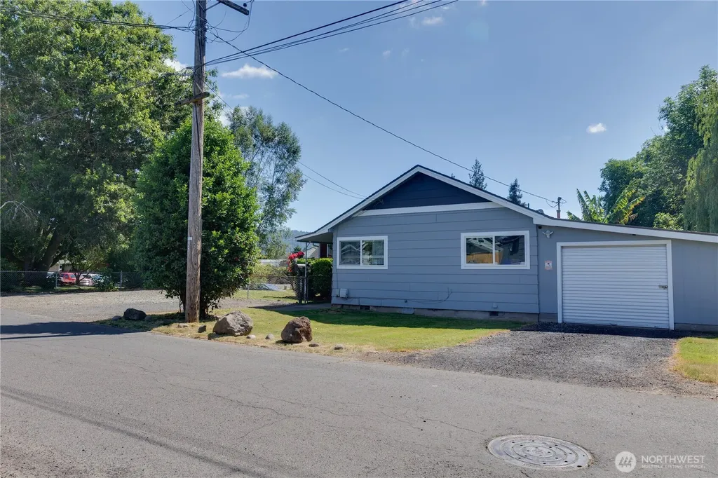 1108 S 8th Avenue Kelso WA 98626