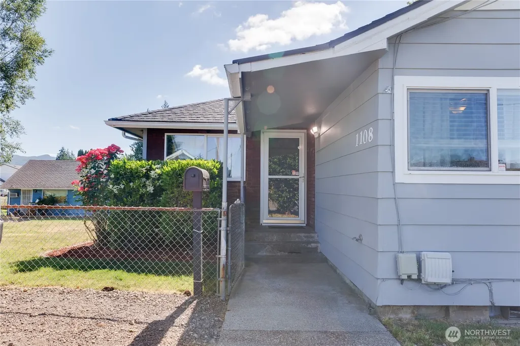 1108 S 8th Avenue Kelso WA 98626