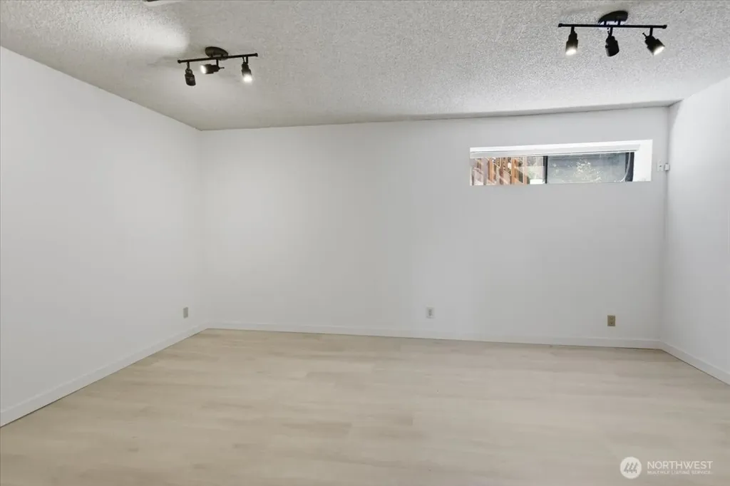 12017 NE 68th Place Kirkland WA 98033