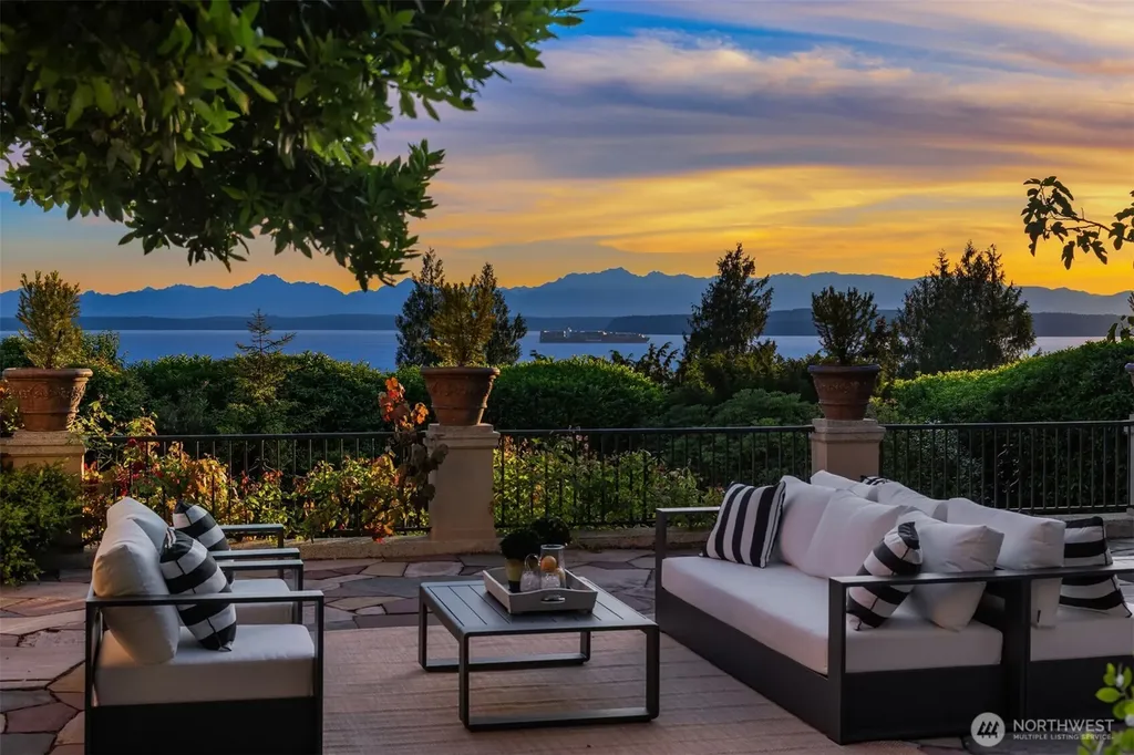 49 NW Cherry Loop Shoreline WA 98177