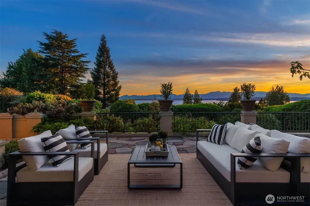49 NW Cherry Loop Shoreline WA 98177