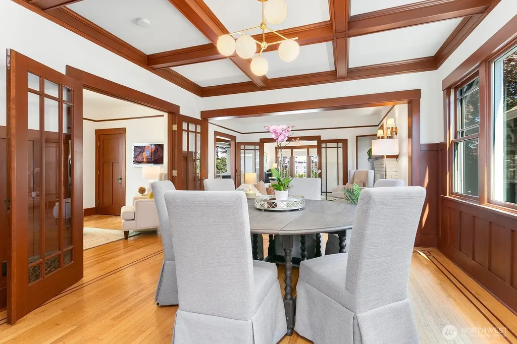 4329 5th Avenue NE Seattle WA 98105