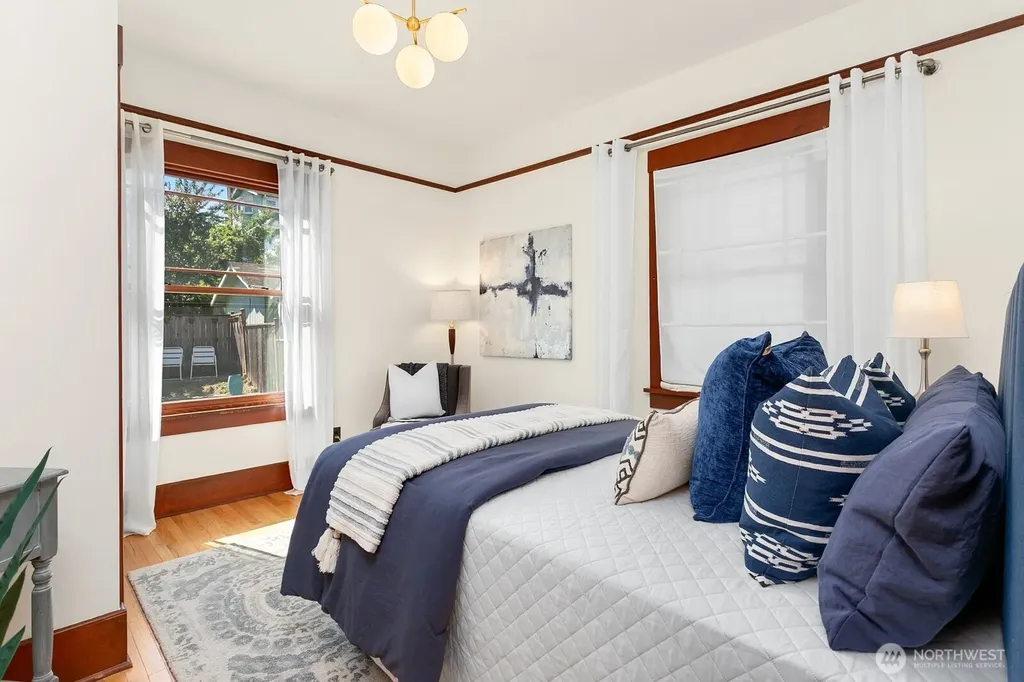4329 5th Avenue NE Seattle WA 98105