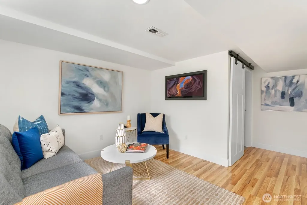 4329 5th Avenue NE Seattle WA 98105