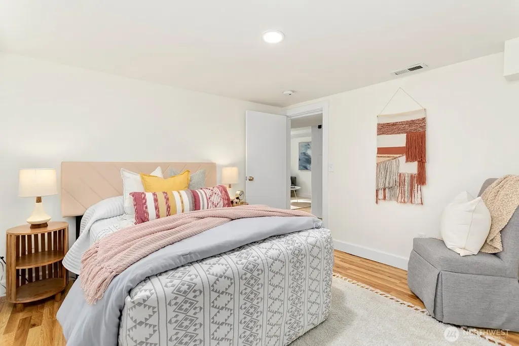 4329 5th Avenue NE Seattle WA 98105
