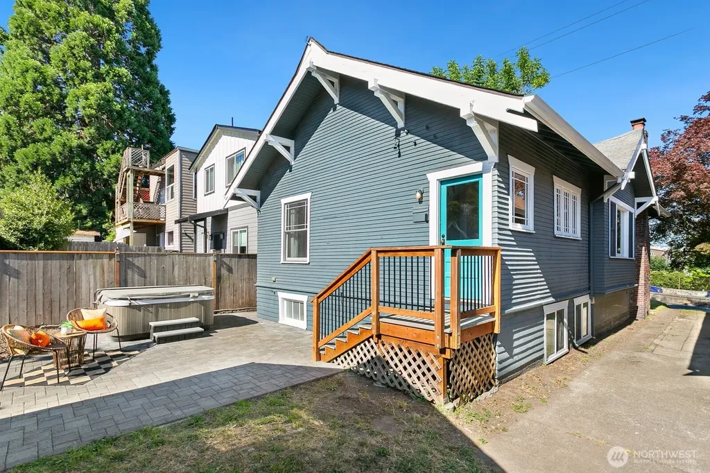4329 5th Avenue NE Seattle WA 98105