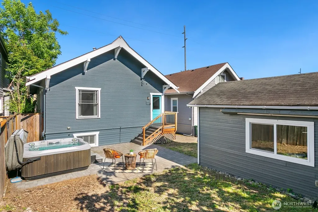 4329 5th Avenue NE Seattle WA 98105