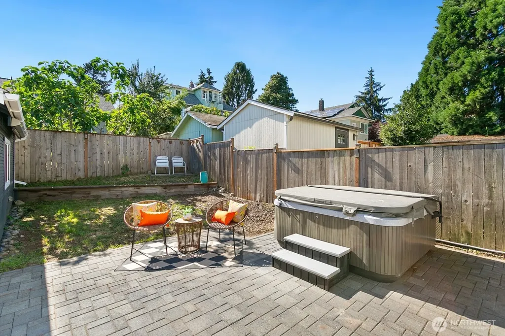 4329 5th Avenue NE Seattle WA 98105