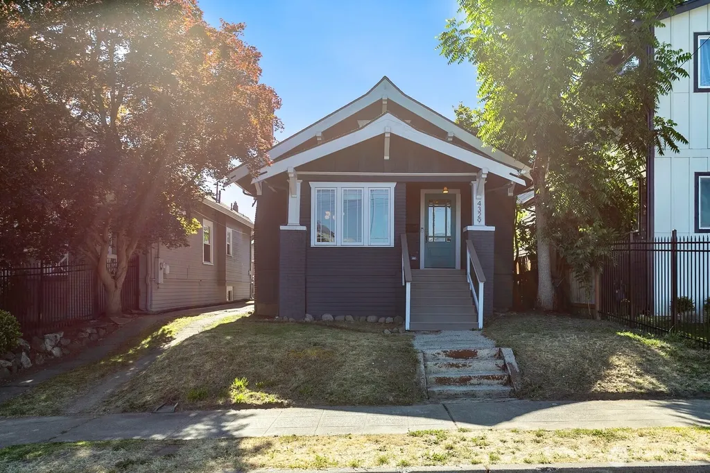 4329 5th Avenue NE Seattle WA 98105
