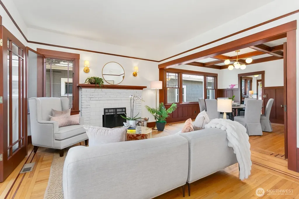 4329 5th Avenue NE Seattle WA 98105