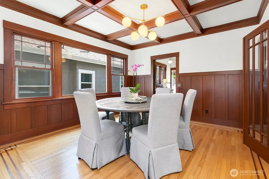 4329 5th Avenue NE Seattle WA 98105