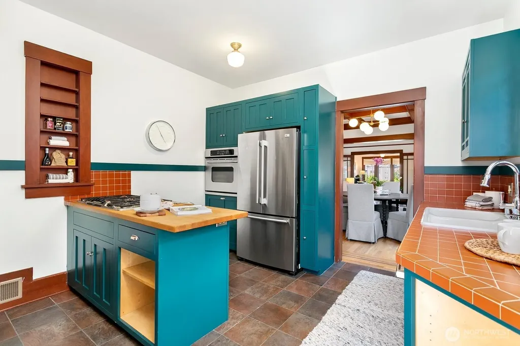 4329 5th Avenue NE Seattle WA 98105
