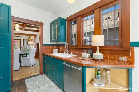 4329 5th Avenue NE Seattle WA 98105